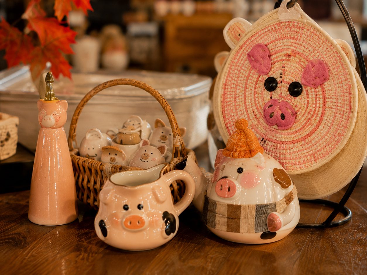 Pig-themed pottery, mugs, and home goods at the Abbey Farms gift shop